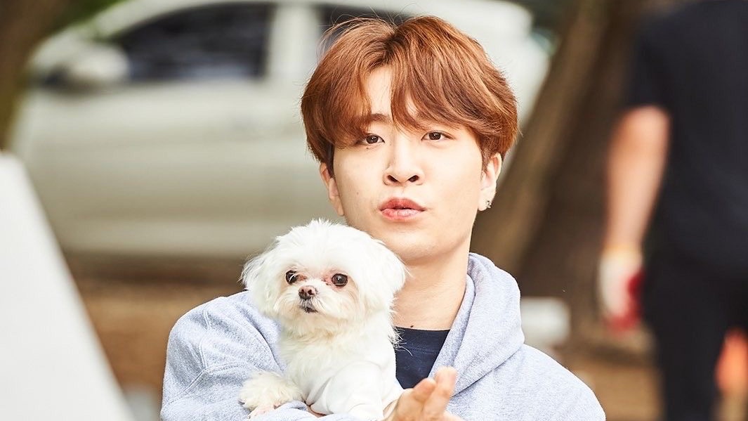 ANJO! Youngjae (GOT7) doou recentemente 30 milhões de won para o "Korean Dogs Rainbow Shelter", um abrigo para cães abandonados:

"A doação foi feita em nome de sua amada cachorrinha, Coco, que faleceu no início deste ano após atravessar a ponte do arco-íris, dando um significado