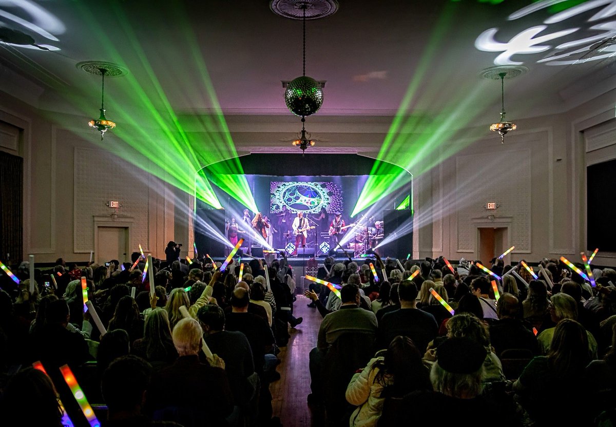 SkudaProduction's tweet image. Last up on my lighting plots of 2025 is The Baldassarre Orchestra's very special holiday show at The Treelawn earlier this month with Splendid Dimensions on visuals! What an awesome year of shows, and I can't wait to see what 2026 entails!
📷 Travis Lee Photography
