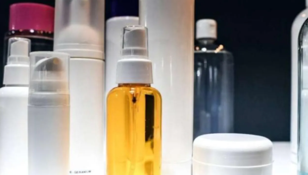 فرنسا تحظر «المواد الكيميائية الخالدة» في مستحضرات التجميل والملابس 