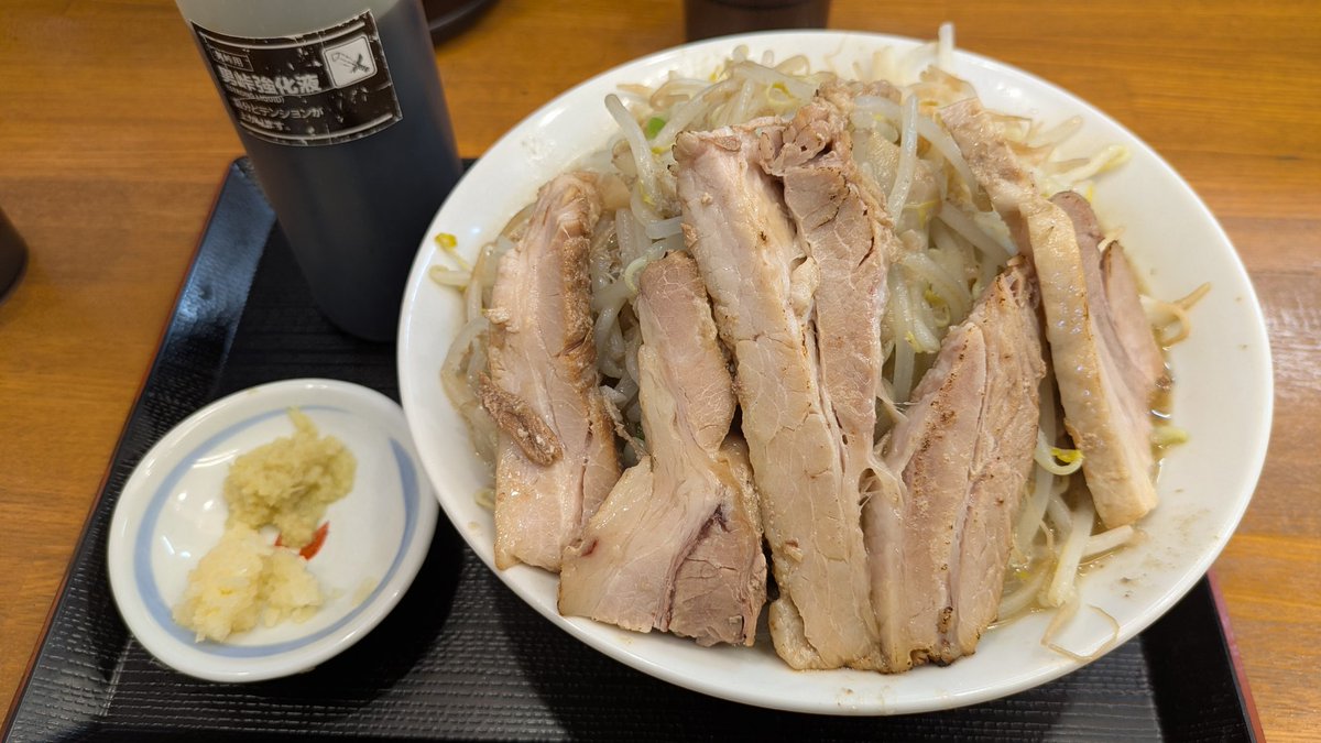 gnkb5566's tweet photo. 仙台市青葉区中山
#魔界ラーメン月光　様
鶏塩中華そば　850円也
男峠肉３枚　1,200円也
習い事が休みになった長女と共に…
シンプルと重層の相対する二品を同時に堪能出来る贅沢タイム…
今年はかなりお世話になりました✨
来年も宜しくお願いいたします✨
#ラーメン　#仙台市ラーメン　#豚そば　#鶏 https://t.co/rUEH3BpiPC