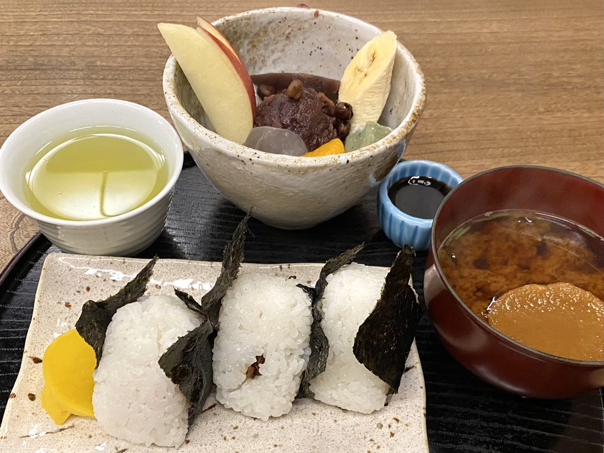 雀おどりさんで食べられる自分を甘やかすためのセット笑
#名古屋 #栄 #雀おどり總本店 #おむすび定食 #あんみつ