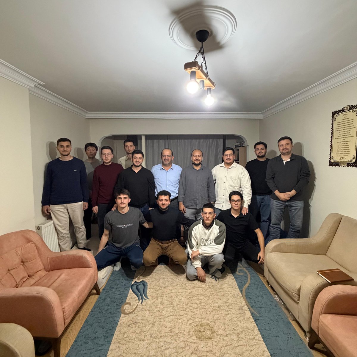 İktisat Fakültesi mezun ve mensuplarımızla bir araya geldiğimiz buluşmamızı samimi ve verimli bir ortamda gerçekleştirdik.
Tecrübe paylaşımı ve muhabbetin ön planda olduğu programımıza katılan tüm mezunlarımıza ve mensuplarımıza teşekkür ederiz.