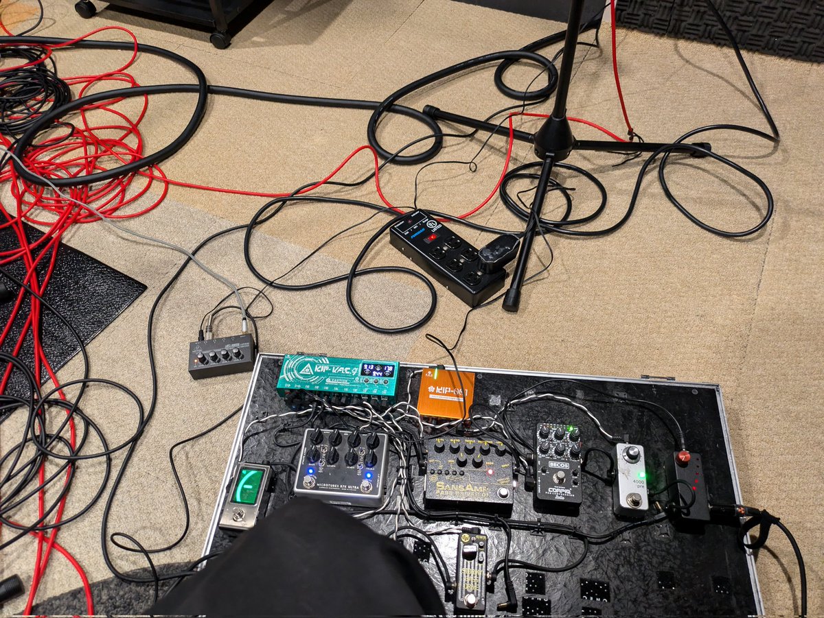 今年はサポートで閃光3次のステージに立たせて頂いたり、レコーディングだったりで人様の音楽に携わらせていただく機会も増えまして、益々楽器と向き合って勉強させていただけた1年でした。来年はさらに努めて良いベースが弾けるように精進しますので何卒よろしくお願い致します！
皆様良いお年を！