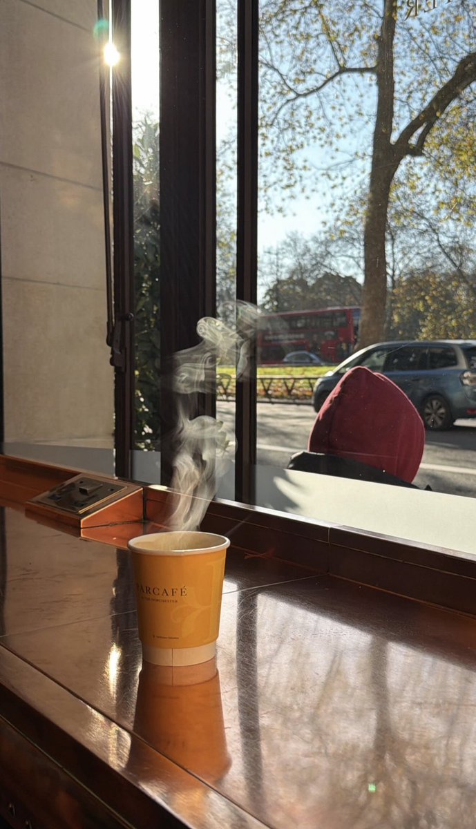 gasaq__'s tweet image. يحبك الغيم , وانسام الشتاء , و الصباح 
والورد , والعطر , و ابيات القصايد : وانا !