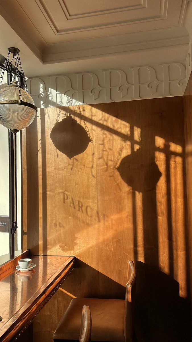 gasaq__'s tweet image. يحبك الغيم , وانسام الشتاء , و الصباح 
والورد , والعطر , و ابيات القصايد : وانا !