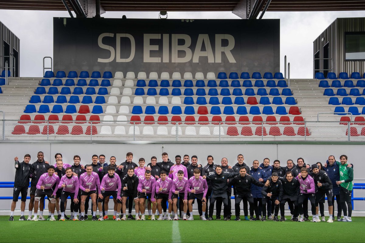 SDEibar's tweet photo. Urte berri on familia armaginaren partez!🥂

#BetiArmaginak⚔️ https://t.co/s78viOL8L9