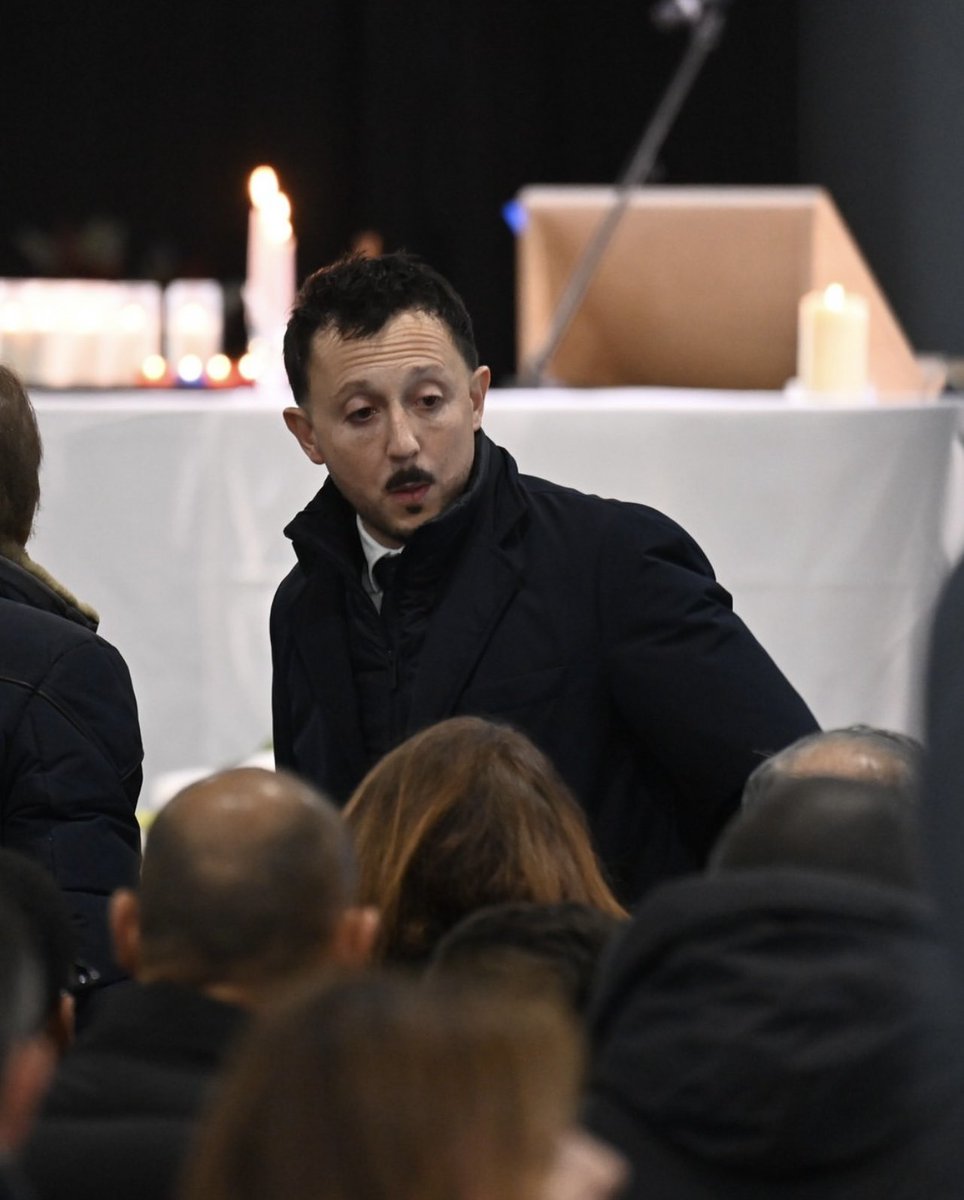 LaMinuteOM_'s tweet image. Pablo Longoria a assisté ce matin à la cérémonie en hommage à l’ancien entraîneur de l’OM, Jean-Louis Gasset.

Plus d’un millier de personnes étaient présentes pour lui rendre hommage. 

#TeamOM