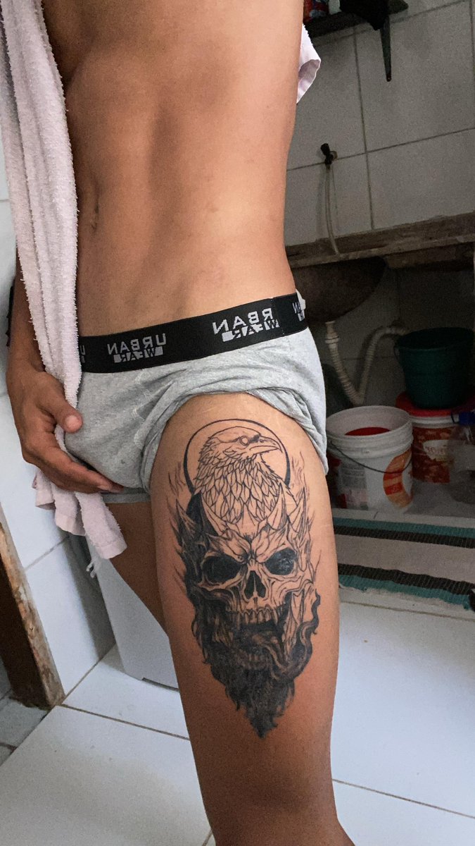 rickellmmy's tweet photo. Não aguentei terminar a tatuagem 🤧 https://t.co/ev70k0suV9