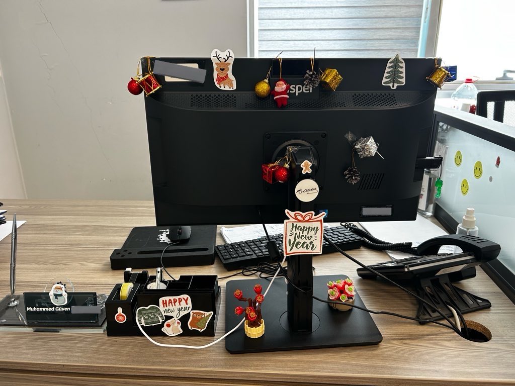 İş yerinde azıcık yaşama sevinci olan tek kişi olduğum için böyle minik süslemeler yaptım 🥹 Diğer arkadaşlar 32 Aralık 2025’ten devam edecek