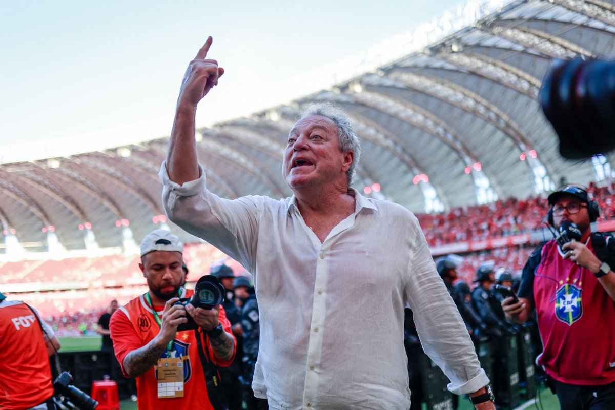 a_esportivo's tweet photo. Torcedor Colorado, se vocês acharem que 2025 foi ruim ou péssimo, lembrem de agradecer muito nessa virada de ano pela saúde e iluminação do senhor abaixo. 

Se vocês acharem que 2026 foi "mehhh", lembrem também de agradecer muito nessa virada de ano esta mesma pessoa.

Se vocês acharem que 2026 foi bom ou ótimo, lembrem também de agradecer muito nessa virada de ano igualmente a mesma pessoa.

Que aos 73 anos, saiu da aposentadoria por uma loucura chamada Sport Club Internacional. 

Imaginem como seria a nossa virada para 2026 sem ele.    

Obrigado, muito muito obrigado Abel Carlos da Silva Braga. 

Mais uma vez...