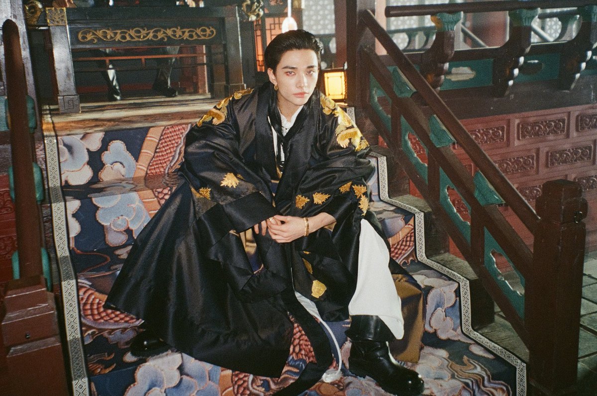 ohyunjirn's tweet image. Do IT behind photos.