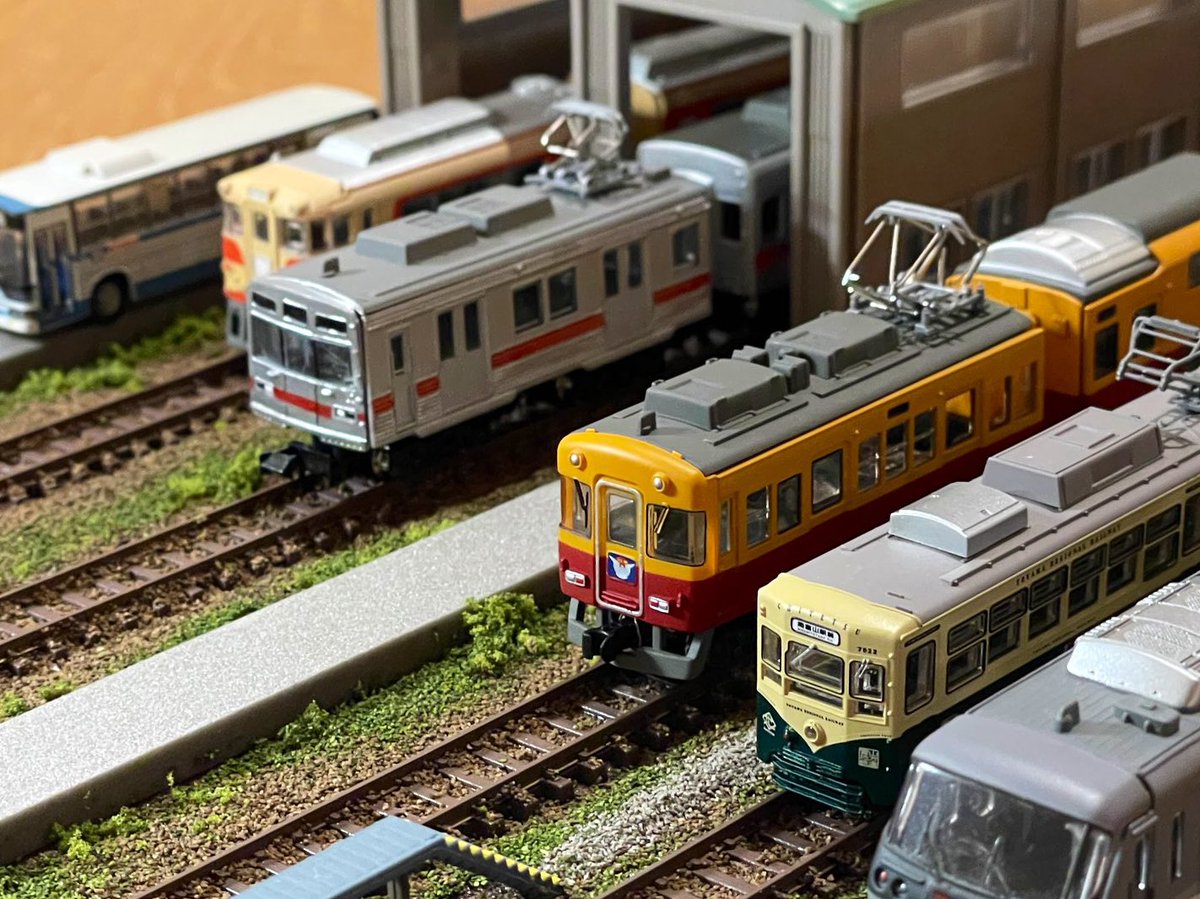 #今年作った模型晒そうぜ
HC85系、名鉄キハ8500系、あいの風521系、レッドアロー、17480形などなど…