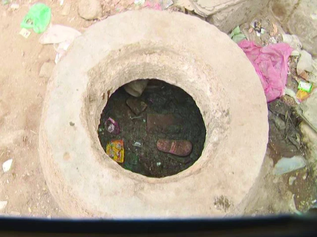 YunusKashmir's tweet photo. #Karachi’s open manholes have become #deadlytraps, claiming lives with #tragic regularity. Eight-year-old Dilbar Ali recently lost his life in #Mehran Town, pushing the #deathtoll from uncovered manholes to 27 this year, including children and adults. @vipul2777 @major_madhan https://t.co/6FGPyFp65L