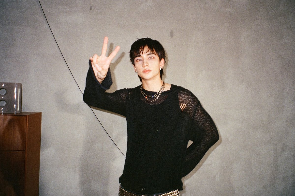 ohyunjirn's tweet image. The last day of 2025!✌🏻