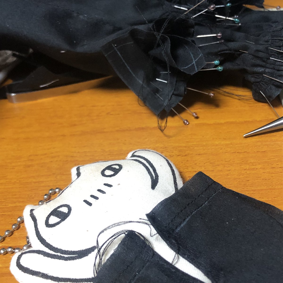 今年は体調の波に飲まれたり、お人形の服ばかり作っていたのですが、中の人が、今は服を作りたい気持ちみたいなので、服ときどきおひげねこ2025でございました。
そろそろおひげぐるみを作りたいなと考えながら、今年も皆様、ありがとうございました。

ゆくおひげ2025