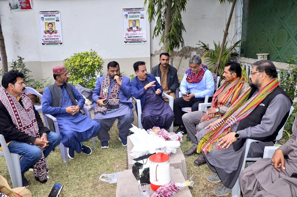 PPPHydOfficial's tweet photo. پاکستان پیپلزپارٹی ضلع حیدرآباد کے ڈپٹی سیکرٹری اطلاعات @AnwarBulediPPP اور سابق سیکرٹری اطلاعات @abroahsan نے حیدرآباد پریس کلب پہنچ کر نو منتخب عہدیداران صدر، جنرل سیکرٹری اور دیگر کو مبارکباد دی سندھ کی ثقافت اجرک  لونگی پہنائی اور پھولوں کا گلدستہ پیش کیا اور کیک کاٹا. https://t.co/MFJCLMybHy