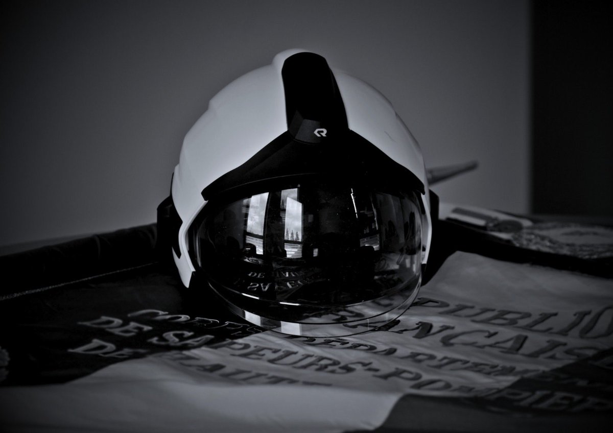 SDIS_74's tweet image. [⚫️ LES SAPEURS DE LA HAUTE-SAVOIE SONT EN DEUIL ⚫️]

Ce matin, alors qu’il était de garde au centre d’incendie et de secours d’Epagny, un adjudant-chef de sapeur-pompier volontaire a été victime d’un malaise grave auquel il n’a malheureusement pas survécu.

#decesenservice