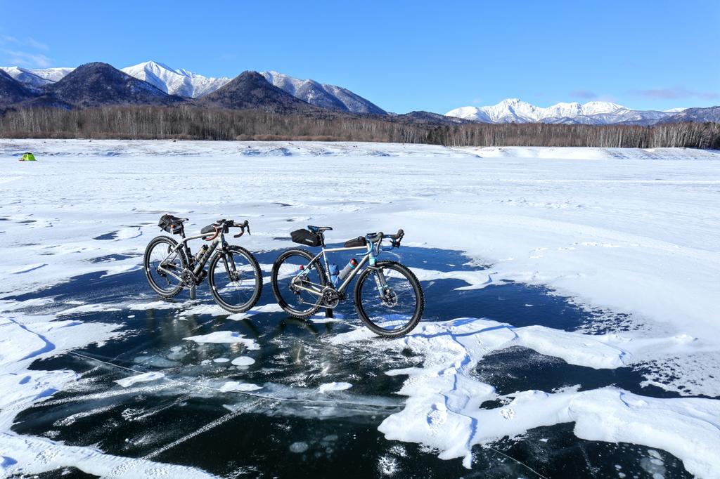 new_uminchu's tweet photo. レギュレーション違反から、2025年一番高まったのは年始だけど念願の糠平湖上自転車！！
シーズン一番レベルの日で、凍った湖上を縦横無尽に走行。ニペソツとか近くの山を見ながら、夢のような時間を味わえました！！
またこんなタイミングに会えると良いな！！！！ https://t.co/9TnvCPGiv8