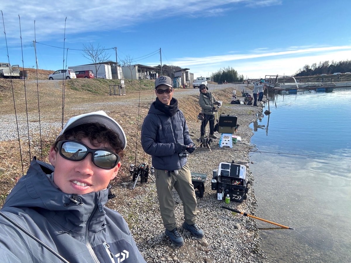 teiou0802's tweet photo. 釣り納めはペアを組む浩輝君とお客さんと久しぶりのなら山へ！
やっぱり楽しい釣り場です

2025ラストフィッシュはよそ見してる間にラトリンウェイクバグを引ったくった1匹！

1年間大変お世話になりました😊

#エリアトラウト
#daiwa
#presso
#なら山沼漁場
#2025年 https://t.co/tJ1EfJhe8x