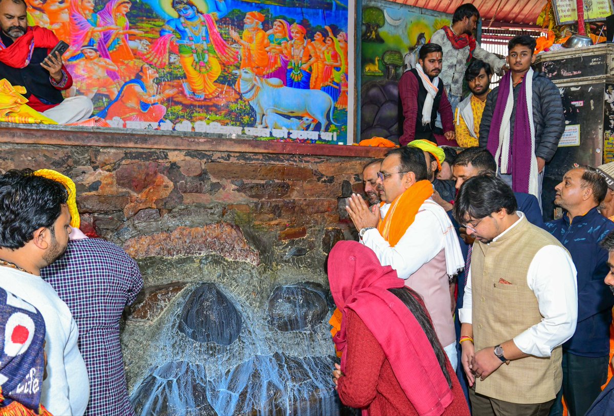 मुख्यमंत्री श्री <a href="/BhajanlalBjp/">Bhajanlal Sharma</a> आज पुत्रदा एकादशी के पावन अवसर पर श्रीनाथ जी के दिव्य मंदिर से 21 किलोमीटर की गोवर्धन जी की पवित्र परिक्रमा का शुभारंभ किया और जतीपुरा स्थित मुखारविंद के दर्शन एवं पूजा-अर्चना कर भगवान से प्रदेश की सुख-समृद्धि, शांति एवं जनकल्याण की प्रार्थना की।