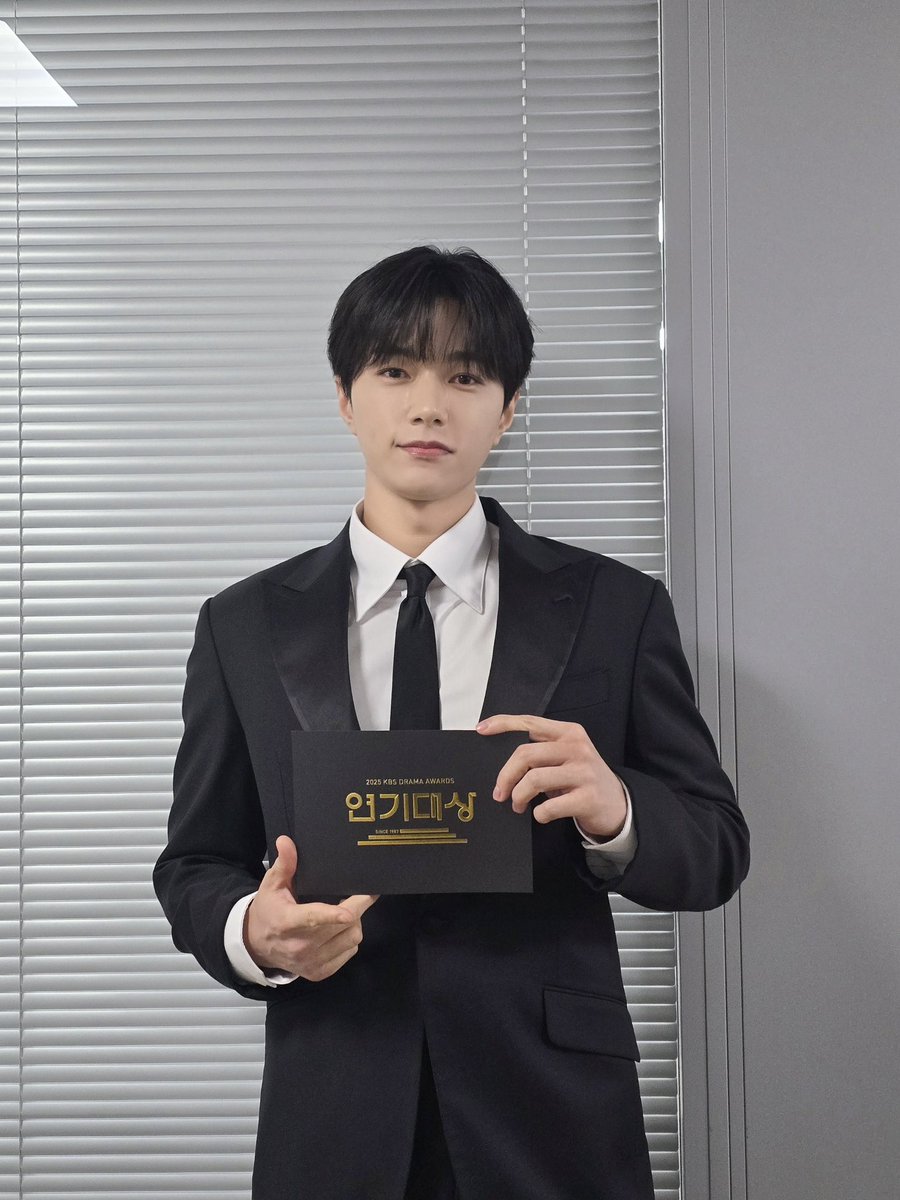 [📷] 2025 KBS 연기대상

1년 만에 연기대상에서 시상자로 만난 김명수!
기억하자 20251231.. 이 미모는 평생 잊을 수가 없겠다..😍

#김명수 #KIMMYUNGSOO #엘 #L 
#INFINITE #인피니트