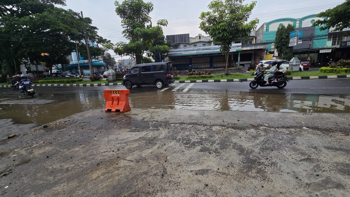 Gatau ini lapor ke siapa yaa.
Habis dipasang gorong-gorong malah menggenang gini hehe
Sebelumnya engga :)
Apa lupa kasih lobang air 😅

Cc <a href="/infomalang/">Info Malang</a> <a href="/PemkotMalang/">𝐏𝐞𝐦𝐞𝐫𝐢𝐧𝐭𝐚𝐡 𝐊𝐨𝐭𝐚 𝐌𝐚𝐥𝐚𝐧𝐠</a> Mas <a href="/yusufgunawan/">Yusuf Gunawan</a>