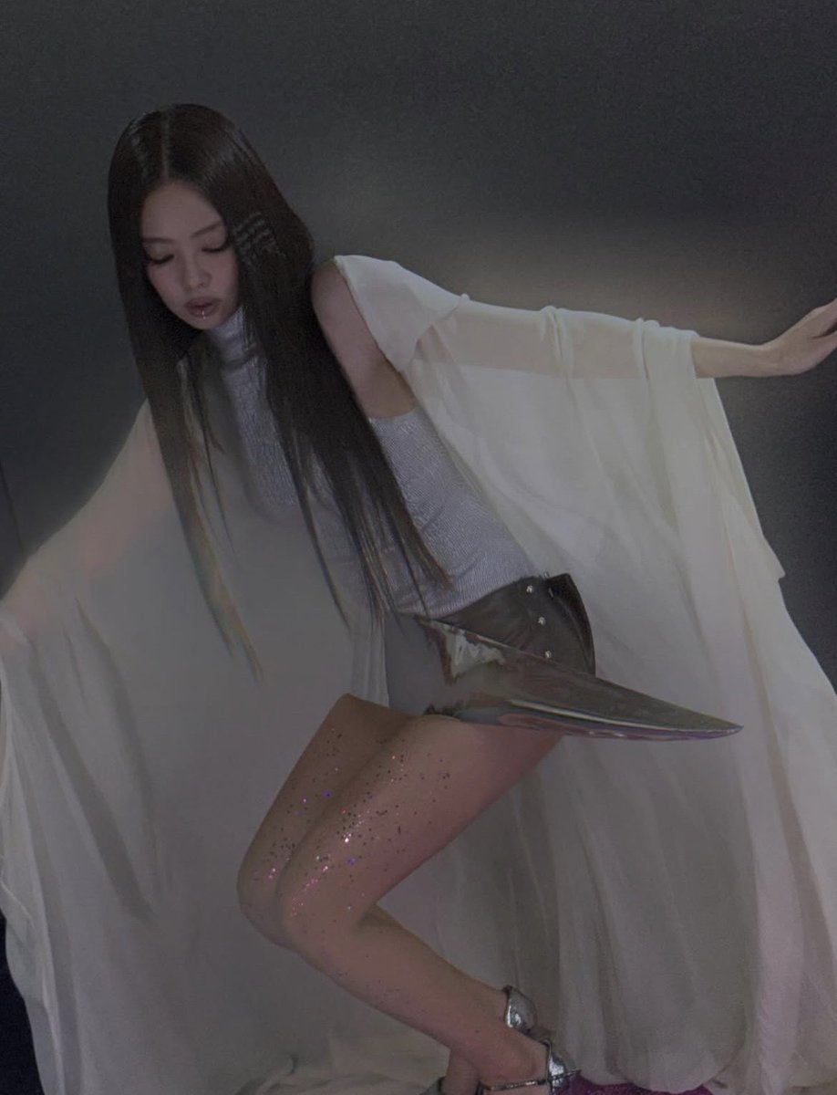 jennieloopingon's tweet image. WHERE IS THIS FROM???? BLACKPINK COMEBACK OMG