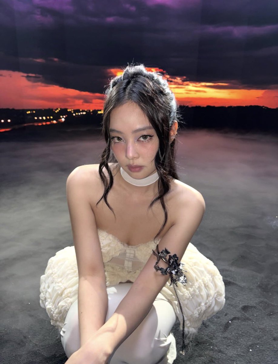 jennieloopingon's tweet image. WHERE IS THIS FROM???? BLACKPINK COMEBACK OMG