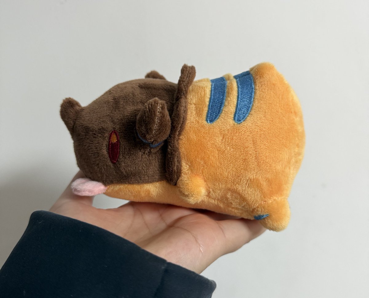 youzaiyouzai112's tweet image. We have additionally produced a 15CM miniature Greymon plushie!
