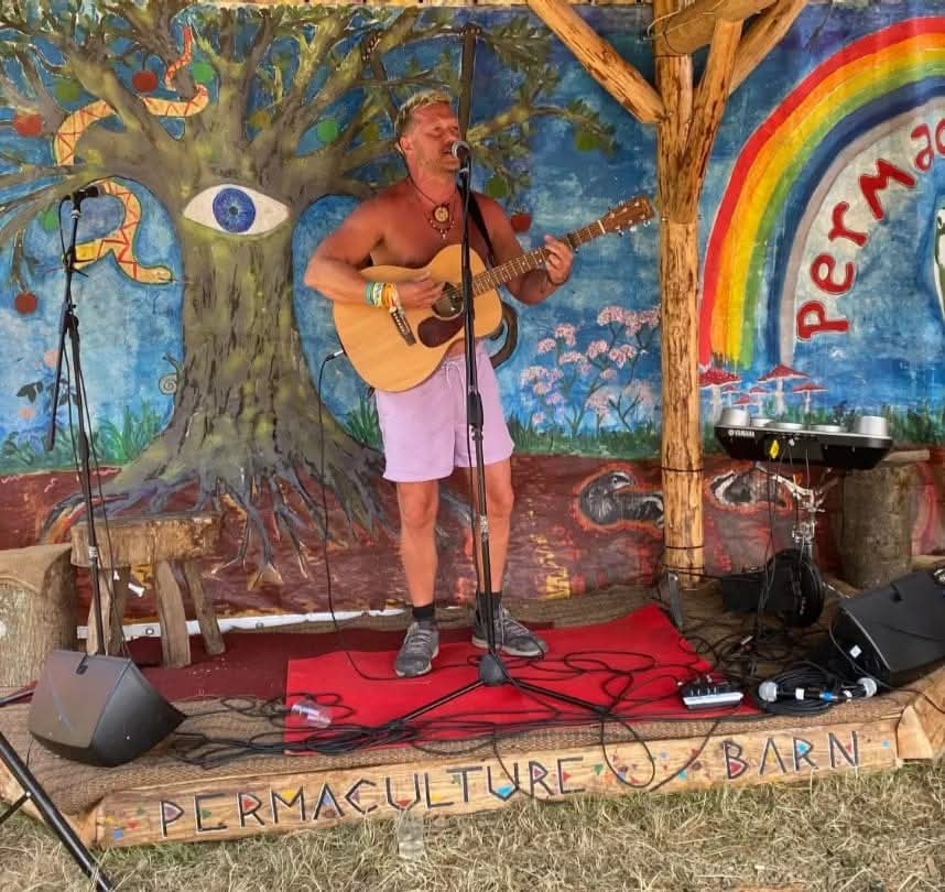 Happy New Year people.
Before I fall asleep at 6pm.
Have a wonderful evening and I'll see you in the future fellow time travellers.
2025 was good I only got stung once by a wasp all year other than that nothing to report, bins went out on time.
One love ❤️ drink plenty of water.