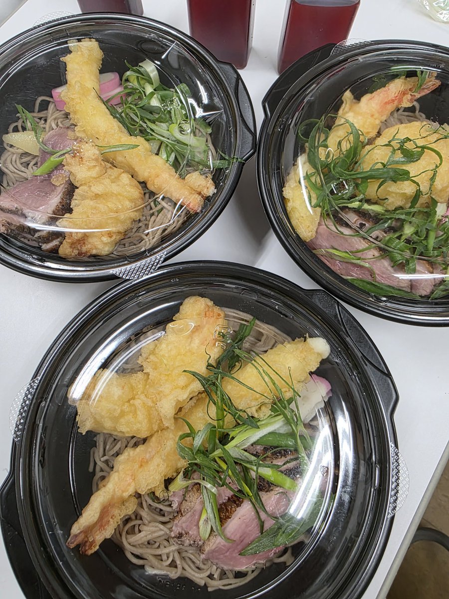 とりあえず仕事終わらせて帰るー！
先生の奢りで年越し蕎麦頂いてお腹いっぱい🍴🈵️😍
さ、次はカウコン🫶