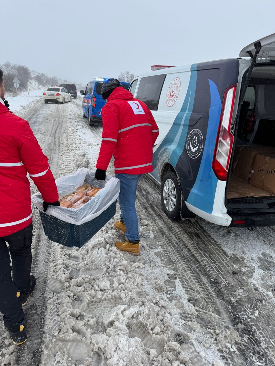 Araban’da Yolda Kalanlara Sıcak Destek 🤍

Araban ilçesinde olumsuz hava koşulları nedeniyle yolda kalan vatandaşlarımıza kumanya, sıcak çorba ve su ikramında bulunarak hem içlerini ısıttık hem de araçlarının güvenli şekilde yoldan kurtarılmasına destek olduk.