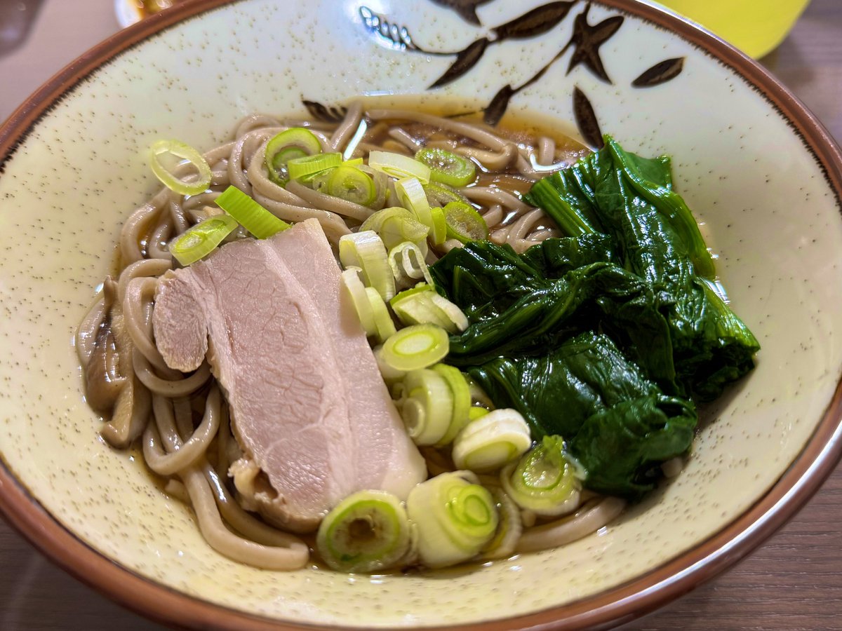 そばのトッピングをカミさんの実家に寄せてみた。塩豚入れるの、関東生まれ関東育ちだと思い浮かばないな。