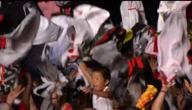 spdkm's tweet image. 矢沢永吉のライブでタオルが投げられる瞬間に映ったこの子紅白観てるかな