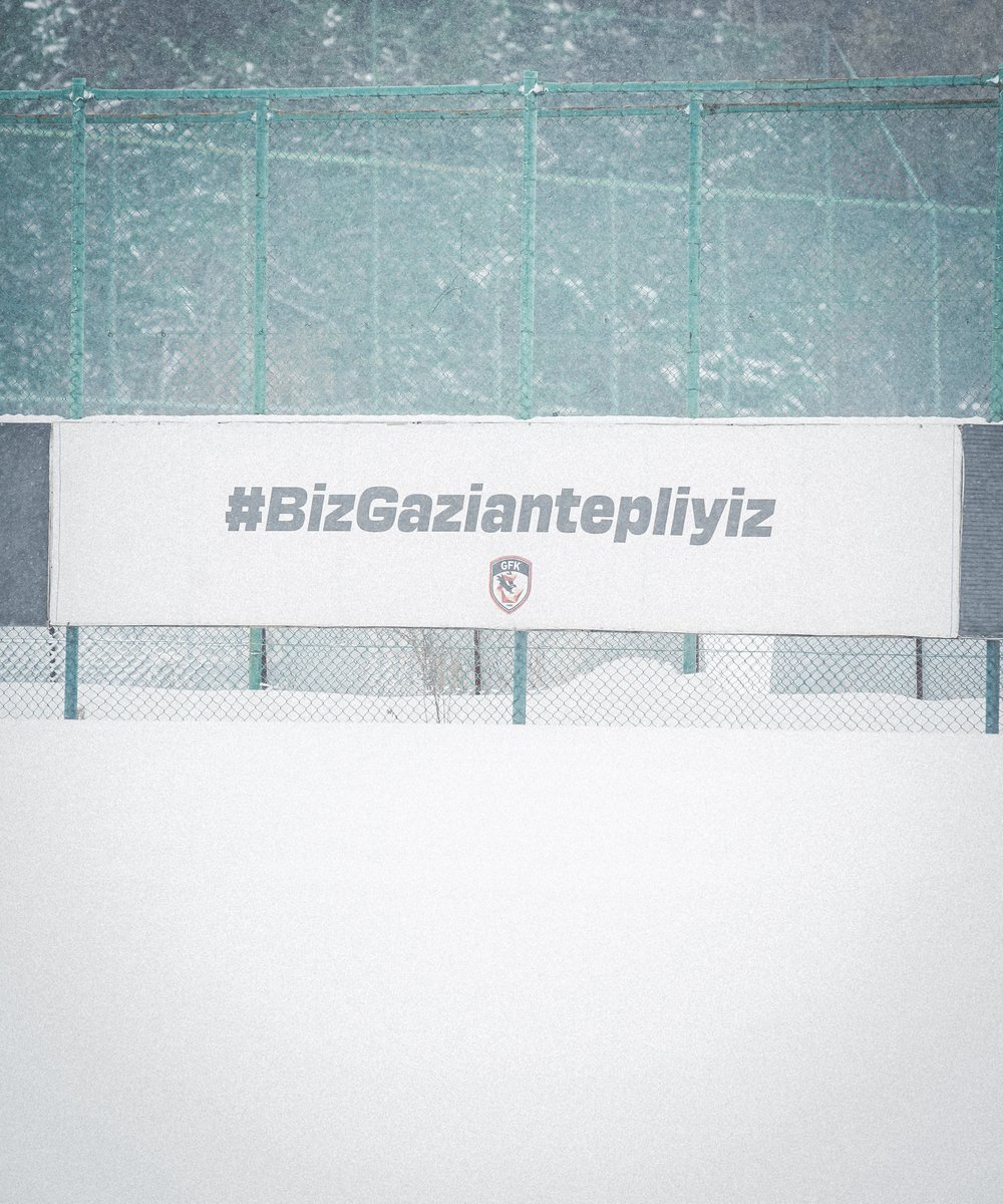 ❄️  Kırmızı-siyah; bembeyaz!