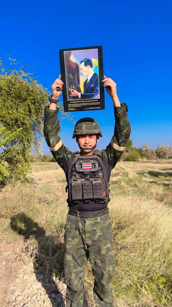 Skyboyz15's tweet image. ผมตั้งใจไว้ตั้งแต่แรกแล้ว ถ้านำแผ่นดินคืนให้พี่น้องชาวไทยได้ ผมจะชูพระบรมฉายาลักษณ์ ในหลวง #รัชกาลที่9 ในพื้นที่ #บ้านหนองจาน อ.โคกสูง จ.สระแก้ว ประเทศไทย🇹🇭
เพื่อน้อมรำลึกถึงพระมหากรุณาธิคุณจนหาที่สุดมิได้ 🙏🏻💛
Cr. รักชาติ ตั้งศิลปชัย
#ทหารไทย #ทหารแนวหน้า 
#ชายแดนไทยกัมพูชา