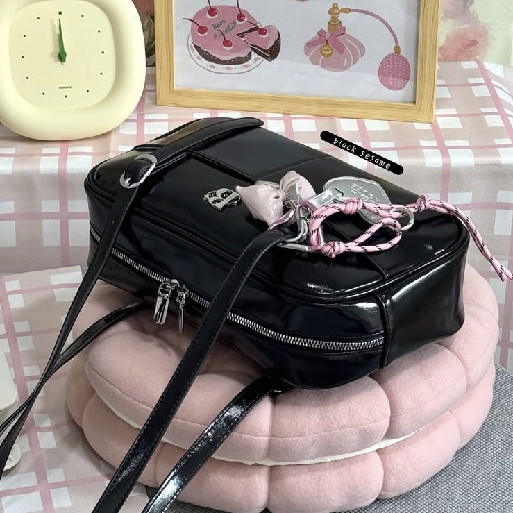 jamglimpse's tweet image. ส่งต่อ ㅡ กระเป๋า obaghouse สีดำ 💼

𓈒 สายกระเป๋าปรับระดับได้เย้อ มีที่ซัพพอร์ตไหล่ให้ สามารถใส่ไอแพด air5 ได้ แต่ปิดซิปไม่ได้คับ

⁂ 350 b free shipping 

#ส่งต่อเสื้อผ้า #ส่งต่อเสื้อผ้ามือสอง #เสื้อผ้ามือสอง #โล๊ะตู้เสื้อผ้า #โล๊ะตู้ #vghbkk #cintage #ส่งต่อกระเป๋า