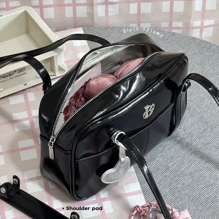 jamglimpse's tweet image. ส่งต่อ ㅡ กระเป๋า obaghouse สีดำ 💼

𓈒 สายกระเป๋าปรับระดับได้เย้อ มีที่ซัพพอร์ตไหล่ให้ สามารถใส่ไอแพด air5 ได้ แต่ปิดซิปไม่ได้คับ

⁂ 350 b free shipping 

#ส่งต่อเสื้อผ้า #ส่งต่อเสื้อผ้ามือสอง #เสื้อผ้ามือสอง #โล๊ะตู้เสื้อผ้า #โล๊ะตู้ #vghbkk #cintage #ส่งต่อกระเป๋า