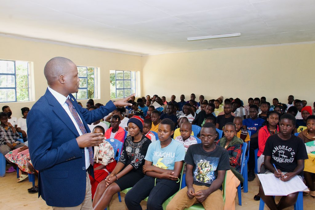 NaamanRop's tweet photo. “You were born with purpose.
You are wired for greatness.
And God is counting on you.”

This was my parting short on today’s talk!

Simotwet, Sigowet Ward.

#MunguMbele
#NyoneGaaTata🐄🐄🐄 https://t.co/Bzpysww1Eg