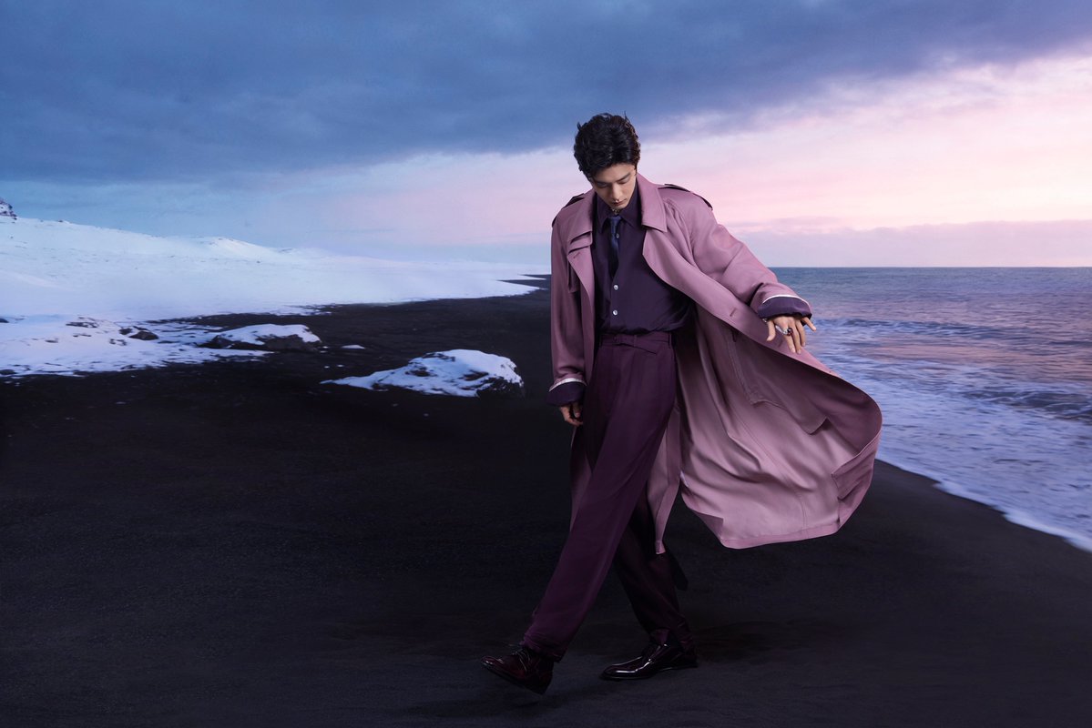 wxyzybxz's tweet image. 251231 21:00 Xiao Zhan Studio Weibo Update (1/3)

As the year draws to a close, let's ascend to the next level of light. Starting from this moment, let's embark on our journey to Dragon TV NYE. See you tonight!

XIAO ZHAN WELCOMES 2026
#DragonTVNYE26_XiaoZhan