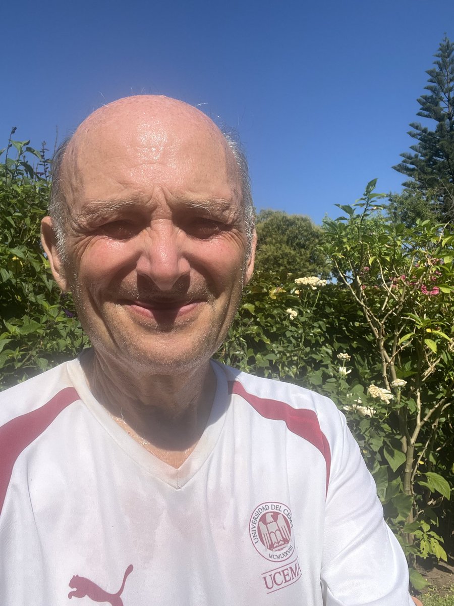 Ultima corrida del año. 1:05 hrs para ”x” (secreto) kms. Buen tiempo para este jovato. PD: me pasa una piba y me dice ”¡Bien señor”! Ja ja no si alegrarme o llorar. ¡Feliz año!