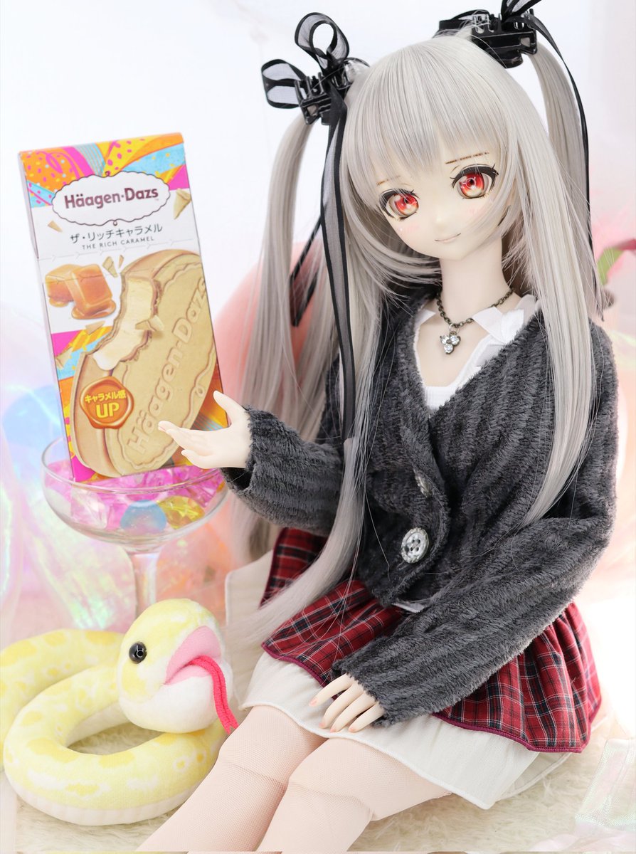 #深夜のおやつドール一本勝負
2025年ファイナルオヤツは…

ハーゲンダッツ　ザ・リッチキャラメル
看板娘あかねさんと、役目を終える干支さんを添えて…