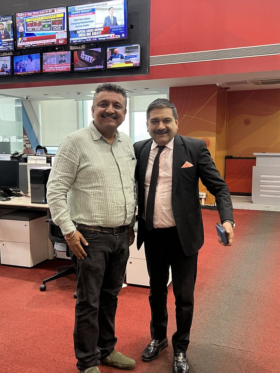Ashish1Nanda's tweet image. Met @AnilSinghvi_ is his office @ZeeBusiness. What aura, what vibe. 

Over the last year #KotakNeo has partnering with #ZeeBusiness and done TraderCafe’s in multiple cities. From Bharat Mandapam in Delhi to YMCA in Ahmedabad, it has always been a packed house. 

As 2025 ends and