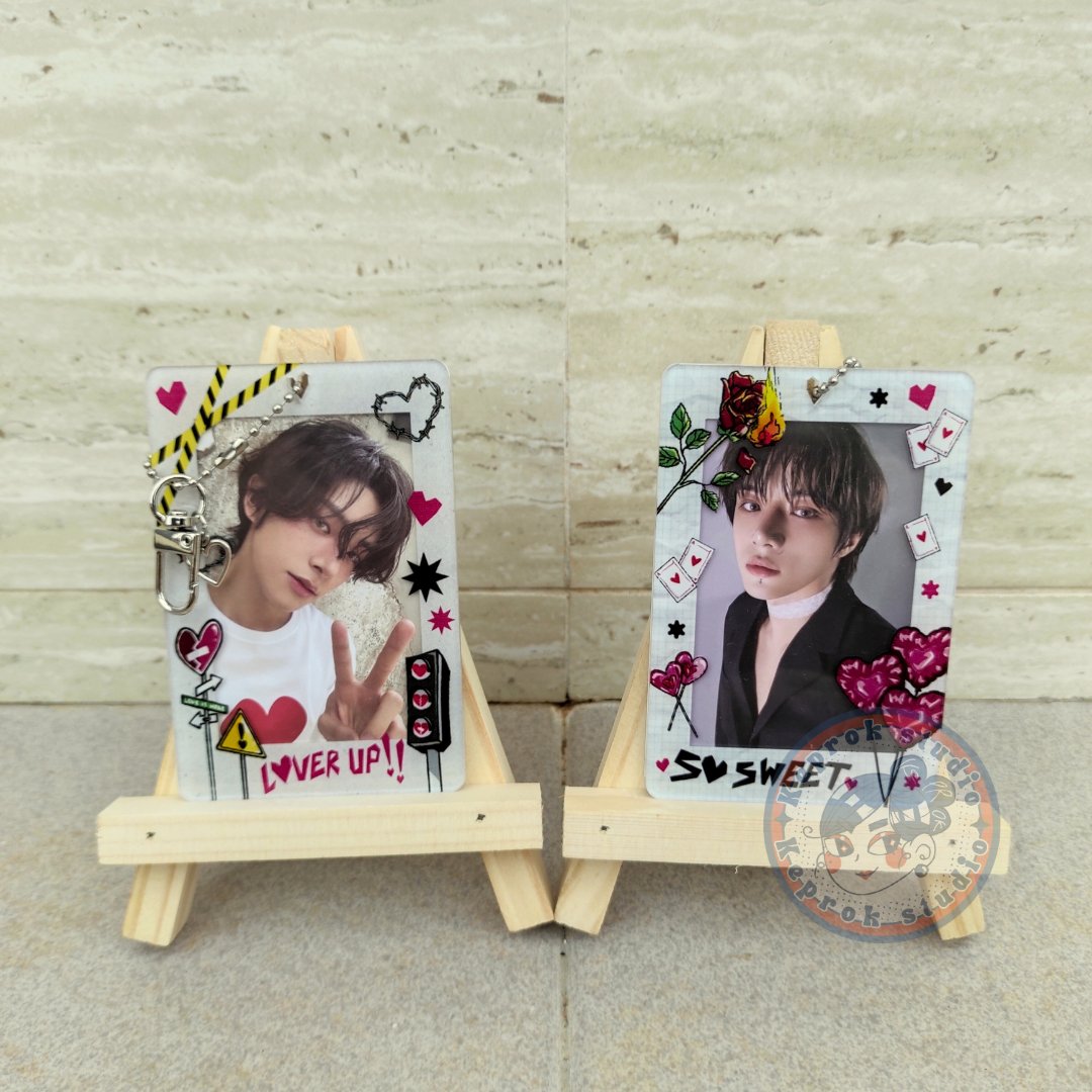 keprokstudio's tweet image. 🎊 NEW YEAR SALE IS HERE 🎊
Mulai tahun baru dengan card holder double side  ini.
Desain gemas, bisa bolak-balik, makin estetik buat photocard kesayangan 🫰🏻
💥 Limited stock, jangan sampai kehabisan!
s.shopee.co.id/1VsZCRaJKS