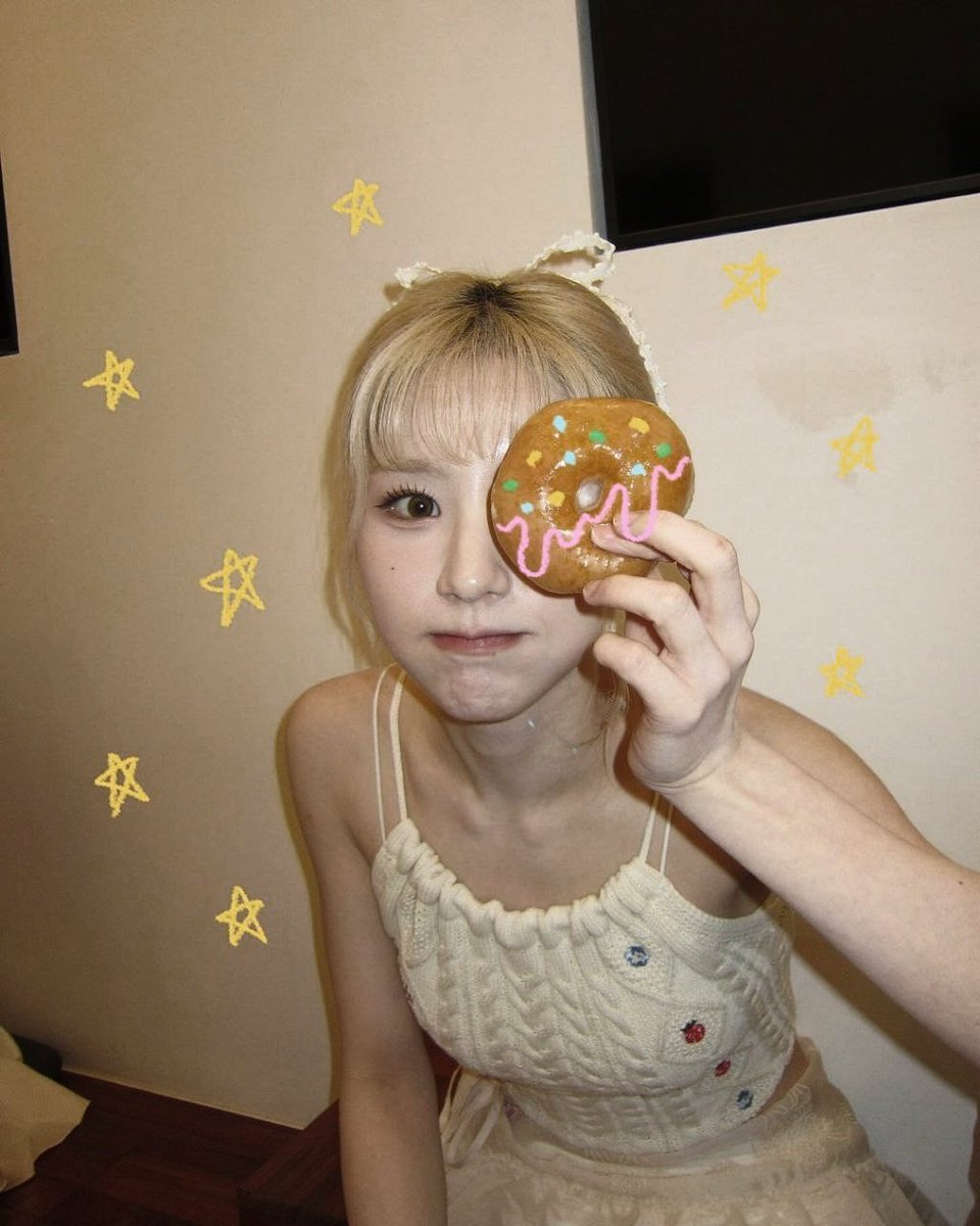 enjoying time with cherished things is truly extraordinary, so allow me to present 𝐭𝐨𝐝𝐚𝐲’𝐬 𝐡𝐞𝐞𝐤𝐮! cake and donuts, they make the day sweeter with their deliciousness. 𓇥