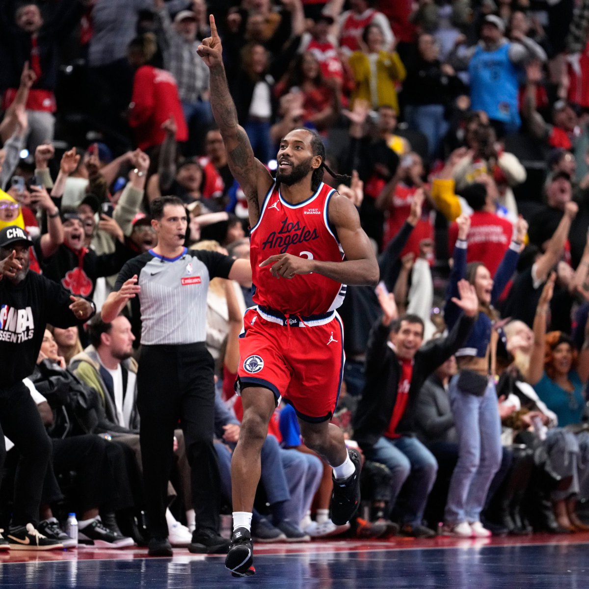 clipfullyloaded's tweet image. Kawhi Leonard last 5 games:
(5 win streak)

37.8 PTS (53/47/96)‼️
8.8 REB
4.2 AST
2.8 STL
1.4 BLK

Having the best season of his career🤯🔥