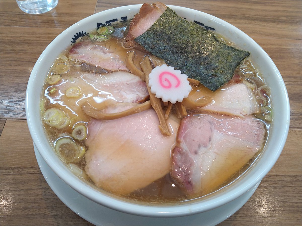 飯村製作所
チャーシュー麺
久しぶりに此方に、煮干や節の旨味感じるスープにつるっぷるっもちっとした自家製麺、かなり好みな麺で啜るのが止まらない、2種のチャーシューもどちらも美味しいし食感良いメンマも良い！久しぶりでしたが改めて此方の美味しさを再確認、来年は背脂も試してみたい!