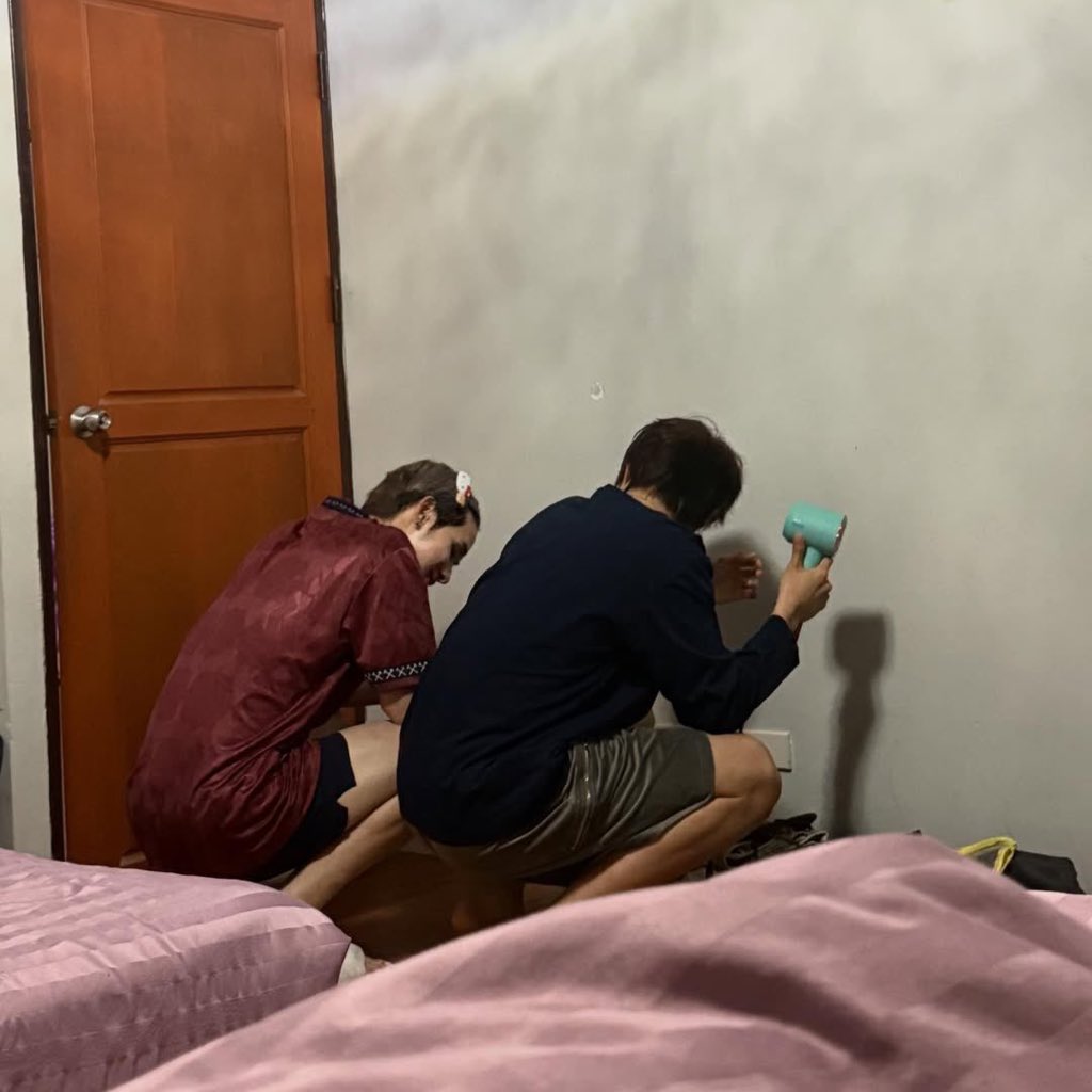 kittycharoenrak's tweet photo. "ngapain pah?"                  "hairdryeran pih" https://t.co/FfGqzVZ4ZU