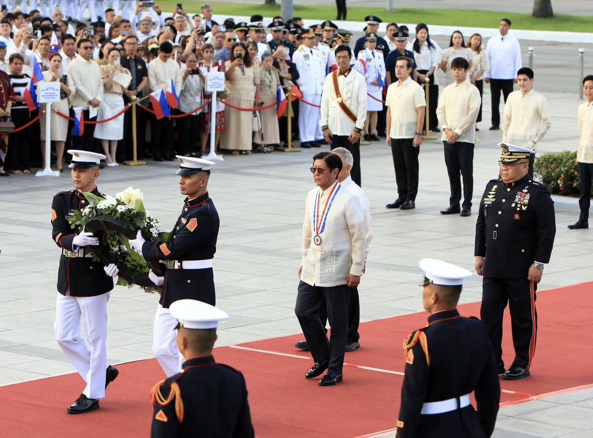 BahrainEmbPH's tweet image. شارك السيد عبدالله محمد الكربابادي، القائم بأعمال سفارة مملكة البحرين في مانيلا، في مراسم رفع العلم ووضع أكاليل الزهور التي أُقيمت في العاصمةمانيلا، إحياءً للذكرى السنوية الـ129 لاستشهاد الدكتور خوسيه ريزال.