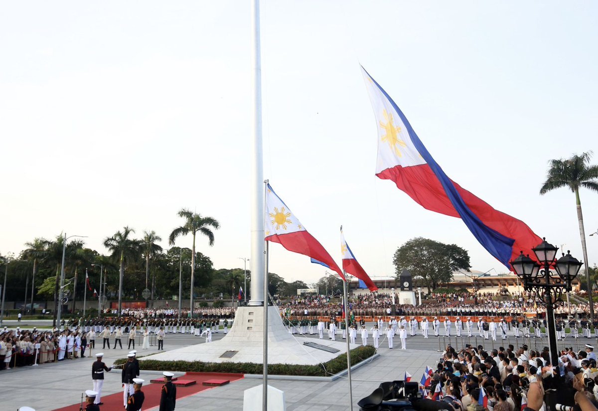 BahrainEmbPH's tweet image. شارك السيد عبدالله محمد الكربابادي، القائم بأعمال سفارة مملكة البحرين في مانيلا، في مراسم رفع العلم ووضع أكاليل الزهور التي أُقيمت في العاصمةمانيلا، إحياءً للذكرى السنوية الـ129 لاستشهاد الدكتور خوسيه ريزال.
